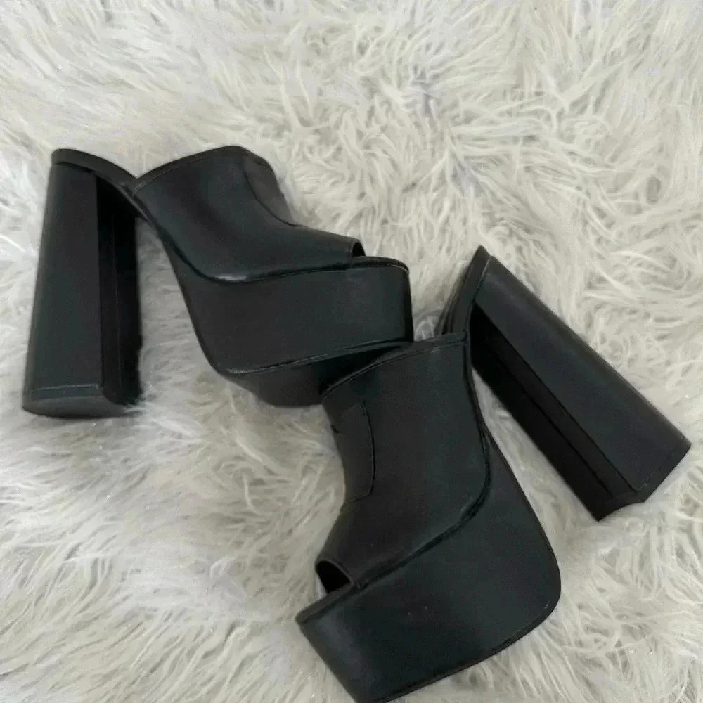 Nasty Gal platform sandals size 5 fit like 6